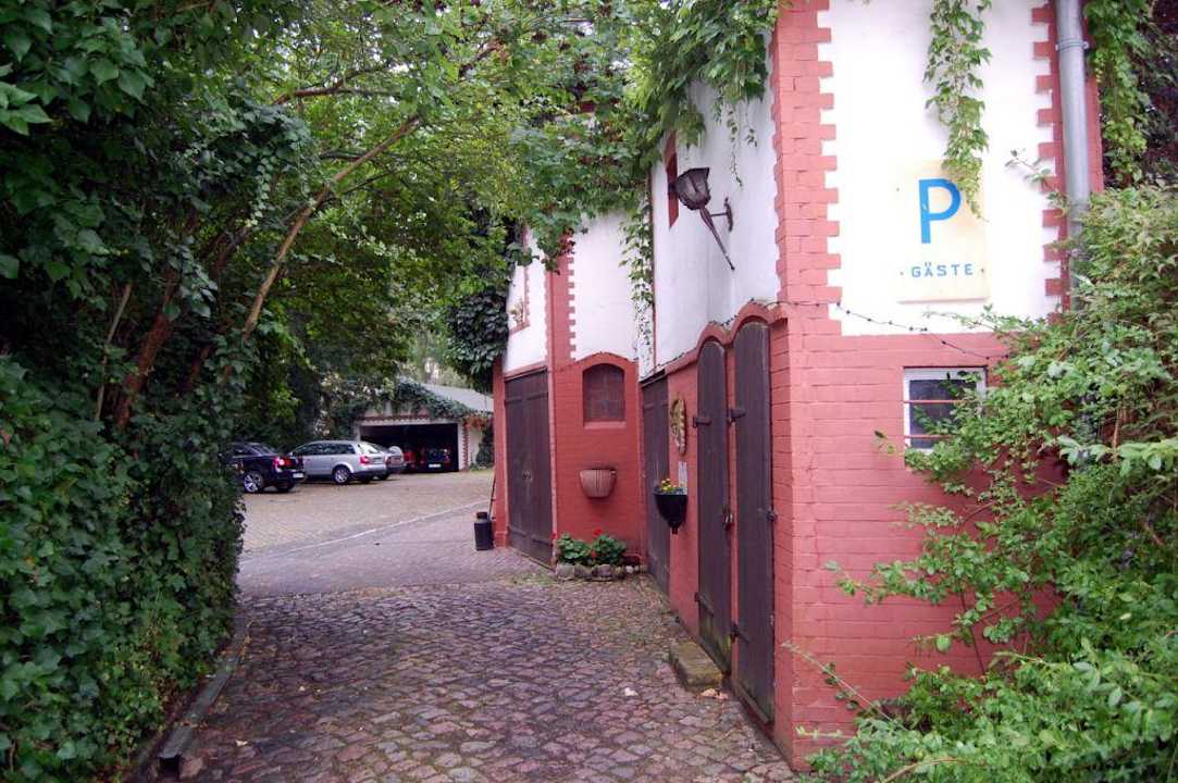 Zum Parkplatz Aparthotel Landhaus Lichterfelde
