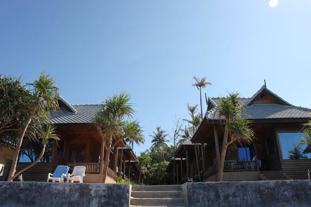 Blick vom Strand auf die Anlage Hotel Baan Pakgasri Hideaway