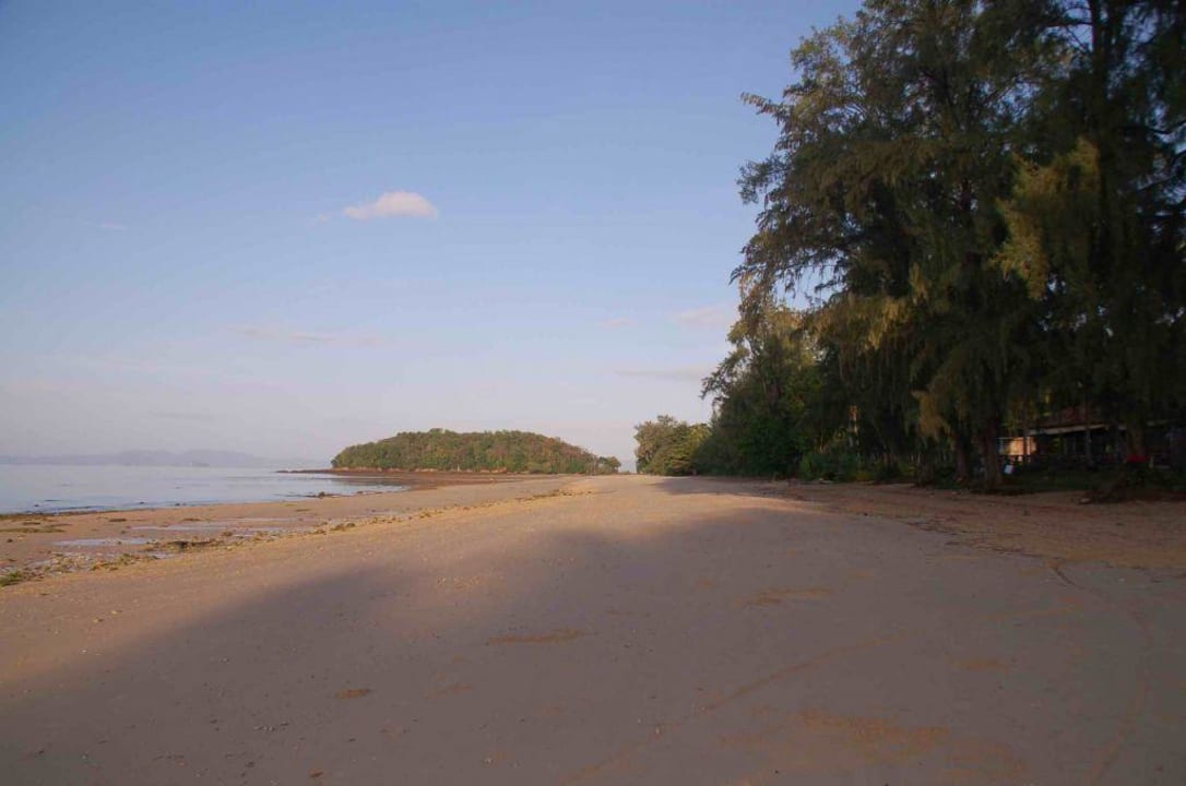 Am Strand: Blick nach rechts Dusit Thani Krabi Beach Resort