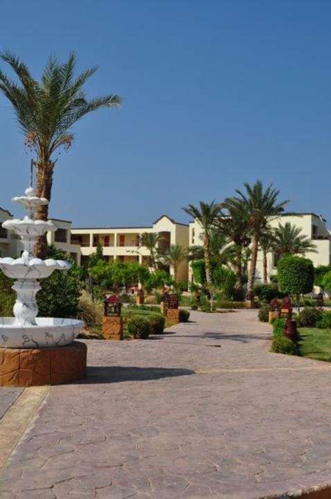 Тропинка Regency Plaza Aqua Park & Spa