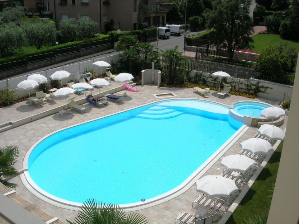 Hotel Nazionale - Desenzano del Garda  / Blick auf den Pool Hotel Nazionale