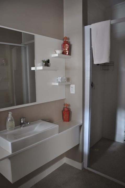 Badezimmer mit begehbarer Dusche Abalone Place Guesthouse