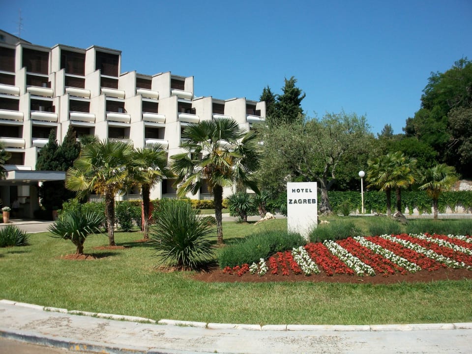 Blick auf die Zufahrt und das Hotel Valamar Parentino Hotel
