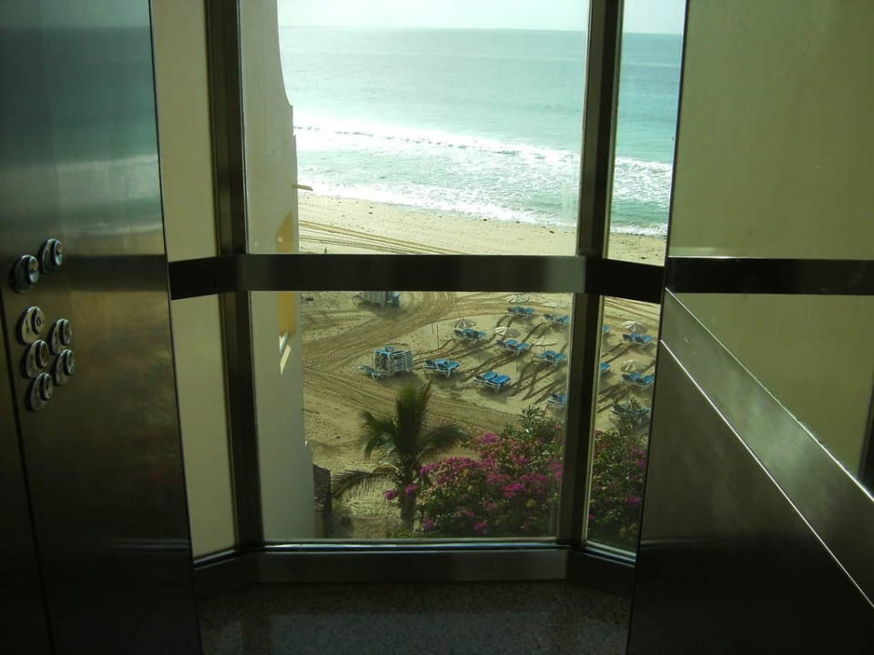 Im Aussenfahrstuhl stehend Hotel Riu Palace Jandia