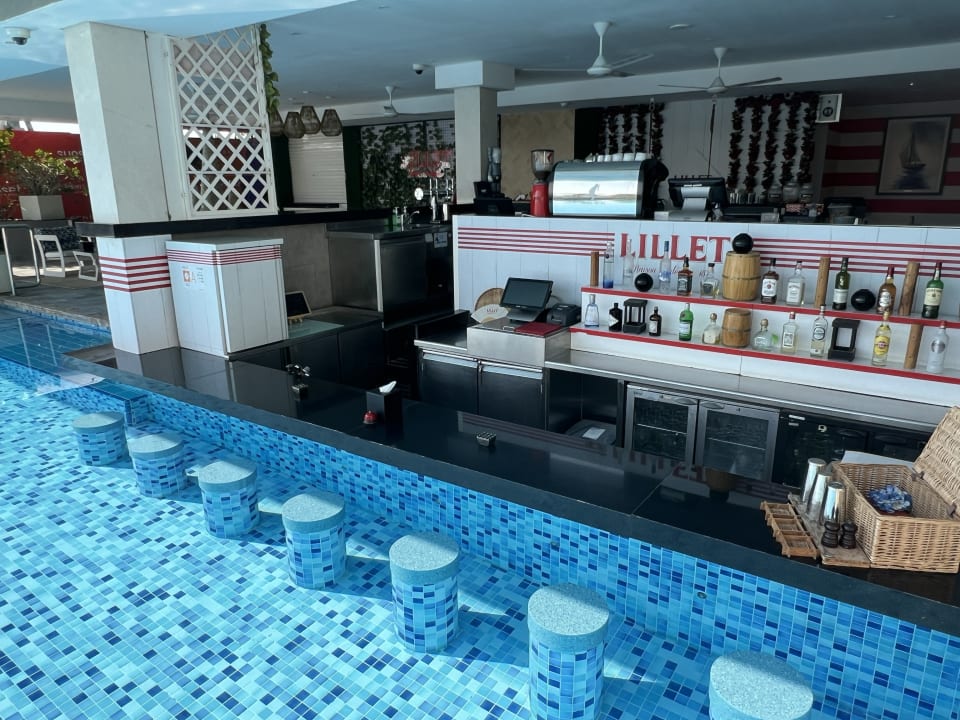 Pool Conrad Abu Dhabi Etihad Towers