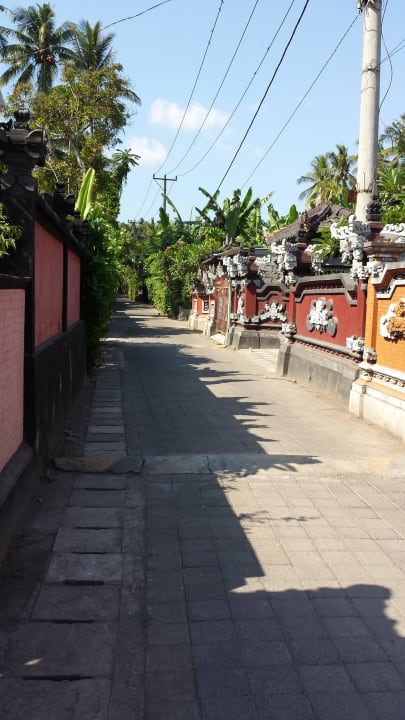 Straße vor dem Hotel Ramayana Candidasa