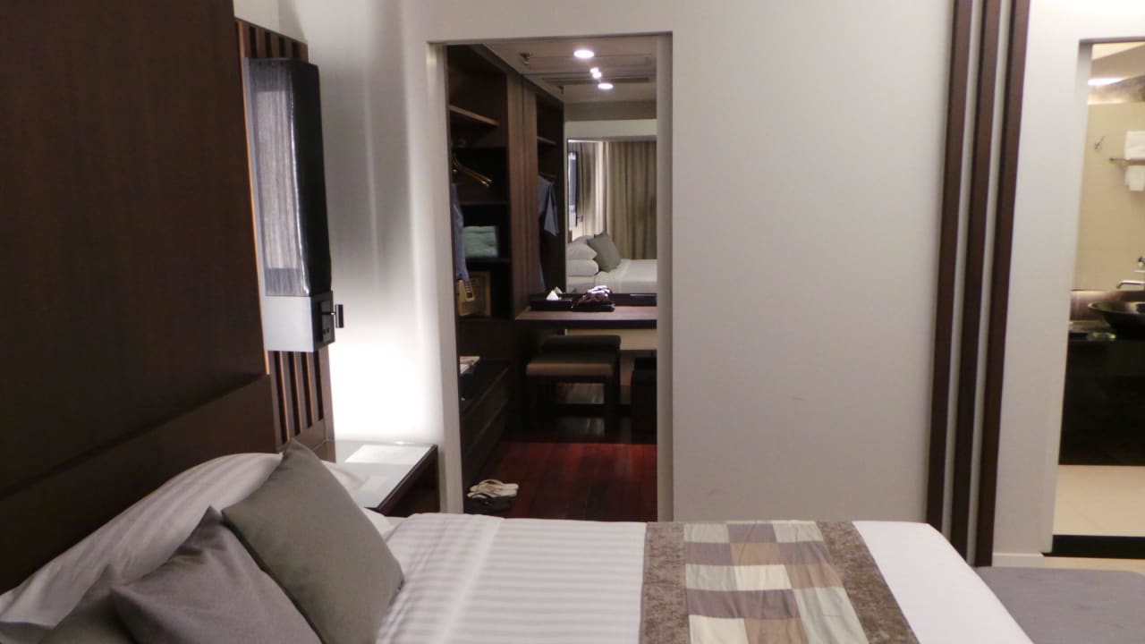 Cape Suite F102 Blick ins Ankleidezimmer Cape Panwa Hotel