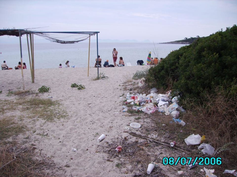 Müllkippe die sich Strand nennt Hotel Chrousso Village