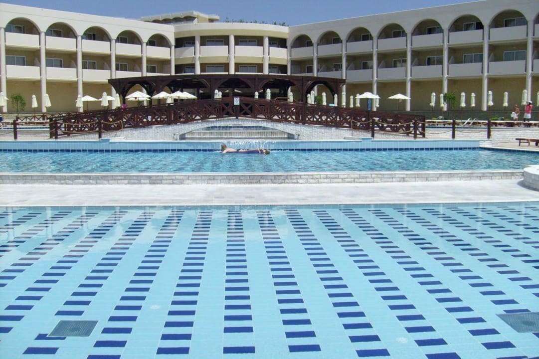 Neuer Pool (in der Mitte hinten die Bar) Hotel Kalithea Horizon Royal