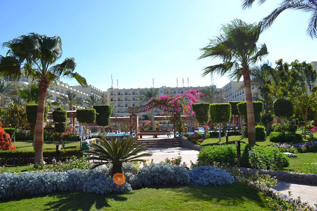 Вид с сада на Le Jardin Riviera Aqua Park Resort