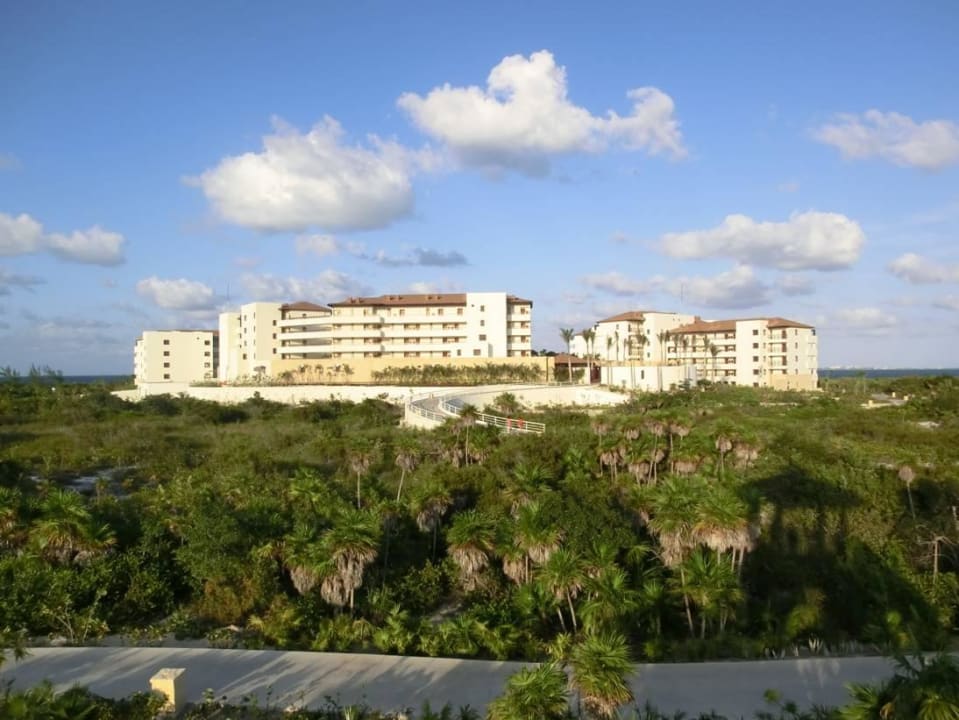 Blick vom oberen Hotelbereich auf den unteren Secrets Playa Mujeres Golf & Spa Resort - Adults only