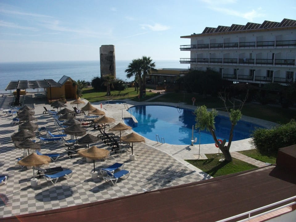 Auf die Poolanlage Salobrena Suites