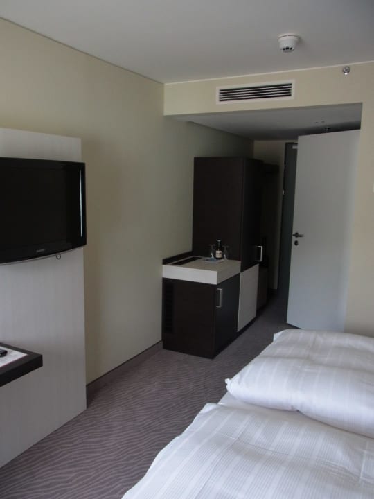 Eingang, Schrank, Minibar - rechts gehts ins Bad Hilton Garden Inn Innsbruck Tivoli