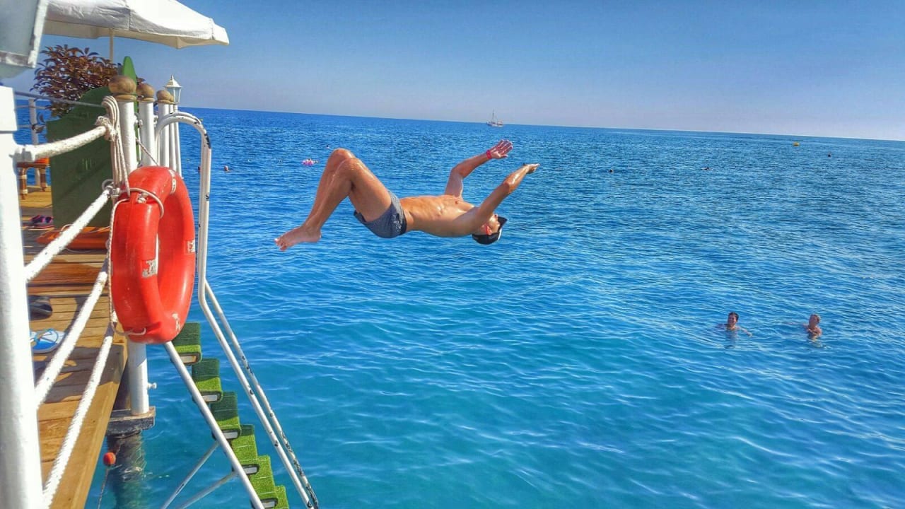 Salto vom Hoteleigenen Steg (springen verboten) Limak Limra Hotel & Resort