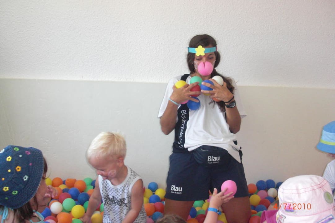 Fer bei der Arbeit im Miniclub blau punta reina