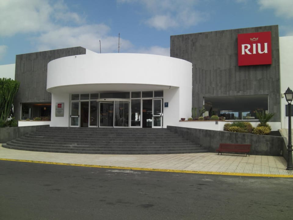 Der Eingang von außen Hotel Riu Paraiso Lanzarote