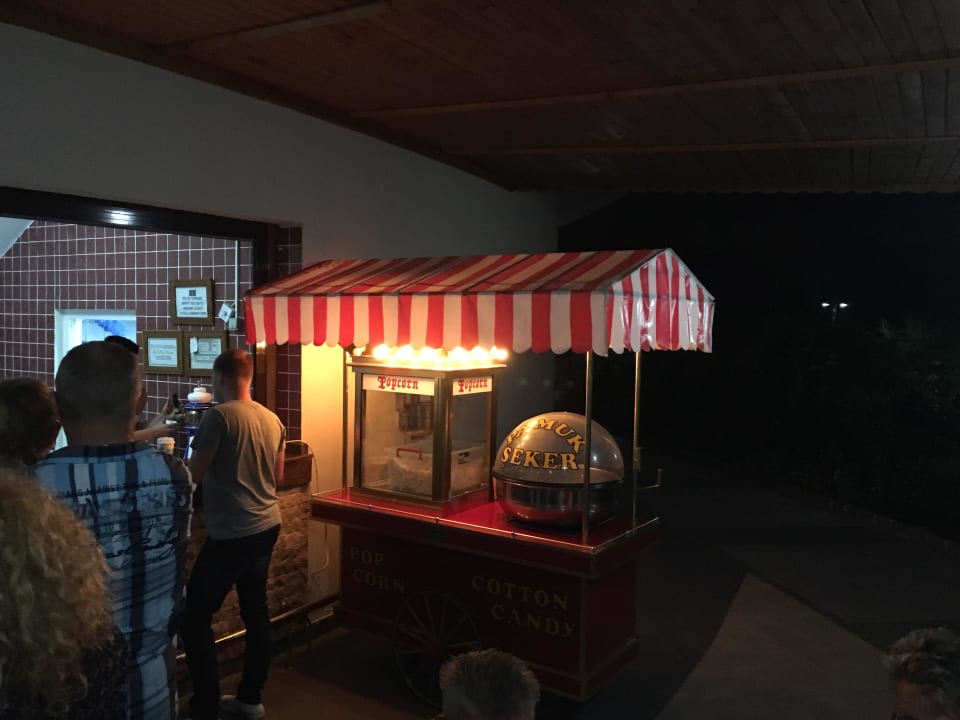 Popcorn und Zuckerwatte vor der Abendshow Adalya Resort & Spa - Adults Only