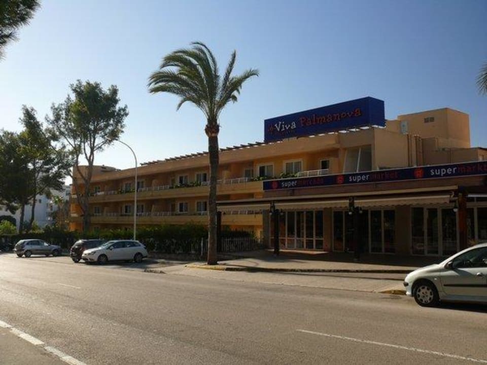 Außenansicht mit Supermarkt Zafiro Palmanova
