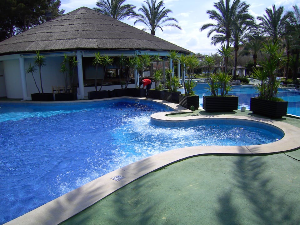 Poolbar im Hintergrund Prinsotel La Dorada