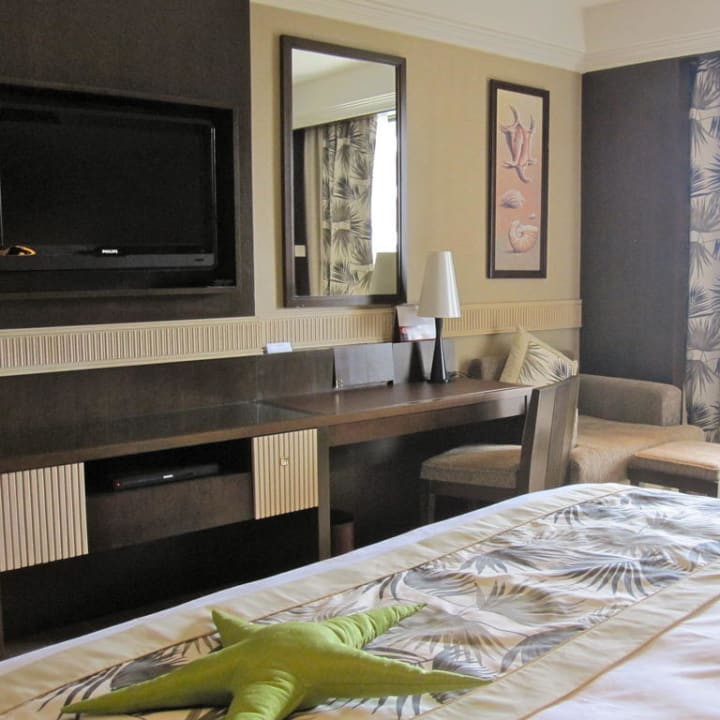 Deluxe seafacing room Hotel Shangri-La Golden Sands Resort