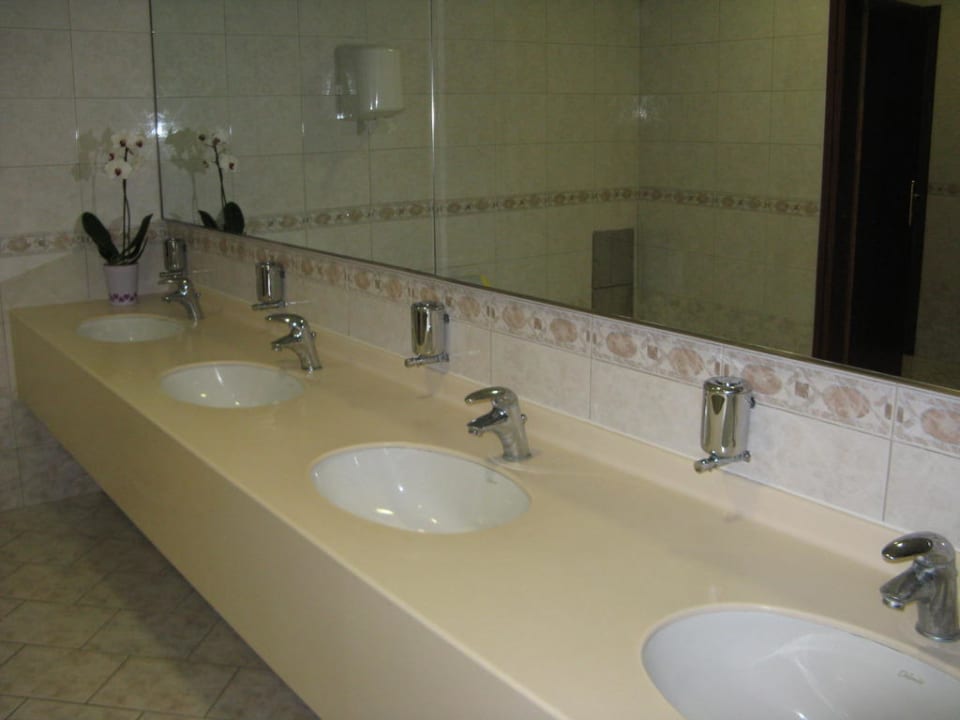 Toilette unten in der Lobby. Valamar Parentino Hotel