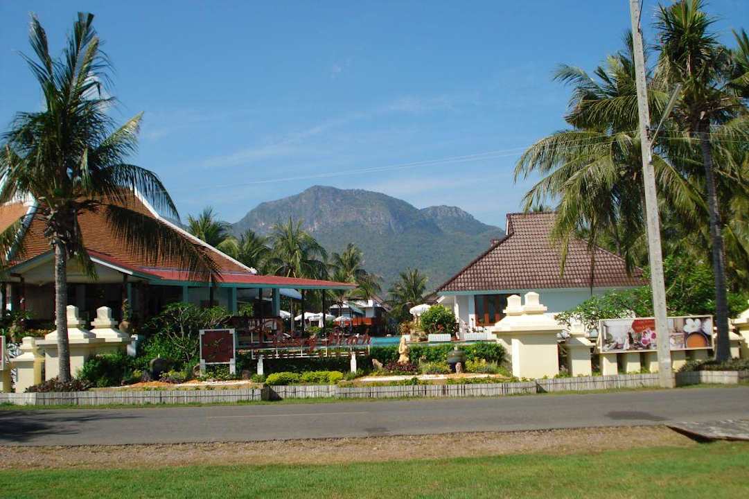 Straße zwischen dem Strand und dem Hotel Hotel The Privacy Beach Resort & Spa