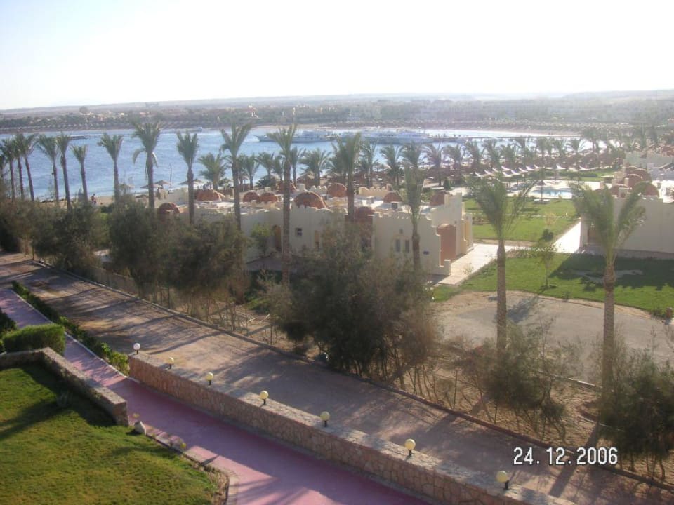 Ausblick auf Strand und Nachbarclub Sunrise Fort Arabesque Resort, Spa & Villas