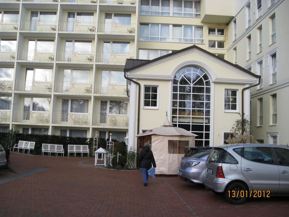 Eingang zum Hotel Rugard Thermal Strandhotel