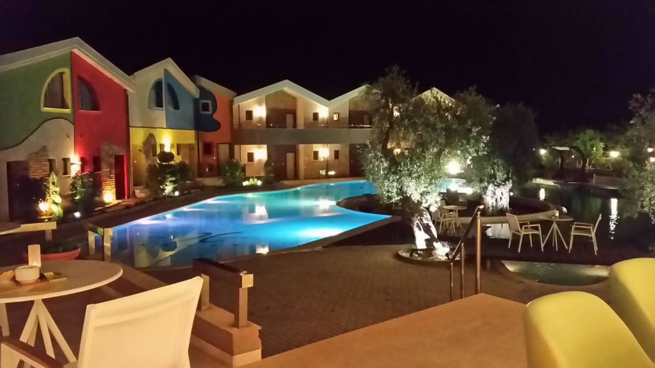 Hotelanlage abends  Alexandra Golden Boutique - Adults only