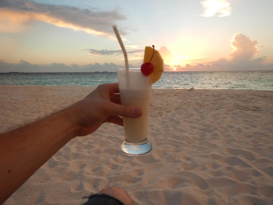 Cocktail beim Sonnenuntergang Thulhagiri Island Resort