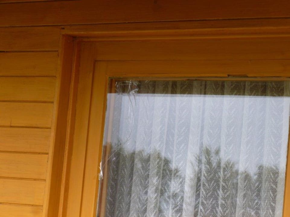 Beschädigte Scheibe, geflickt. Appartements Ferienland Sonnenwald