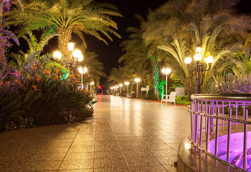 Tuin bij nacht Hotel Delphin Imperial