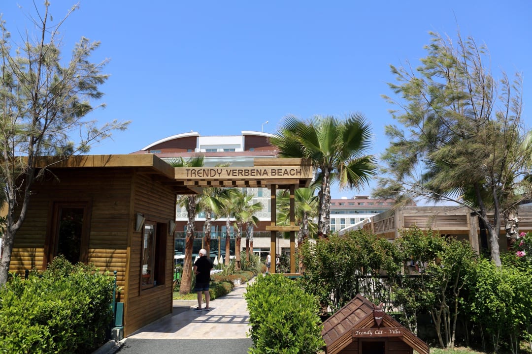 Eingang von der Promenade aus. Sentido Trendy Verbena Beach