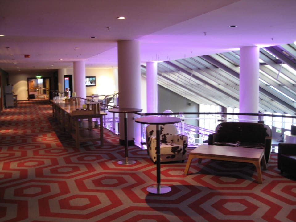 Oben pentahotel Leipzig