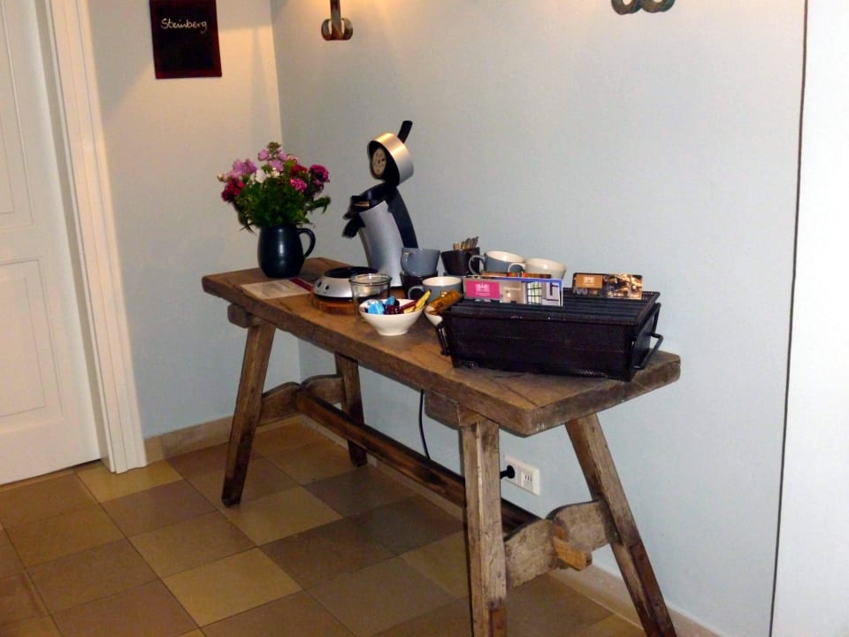 Kostenfreie Nespressobar im Flur Weingut & Gästehaus Gut Hermannsberg