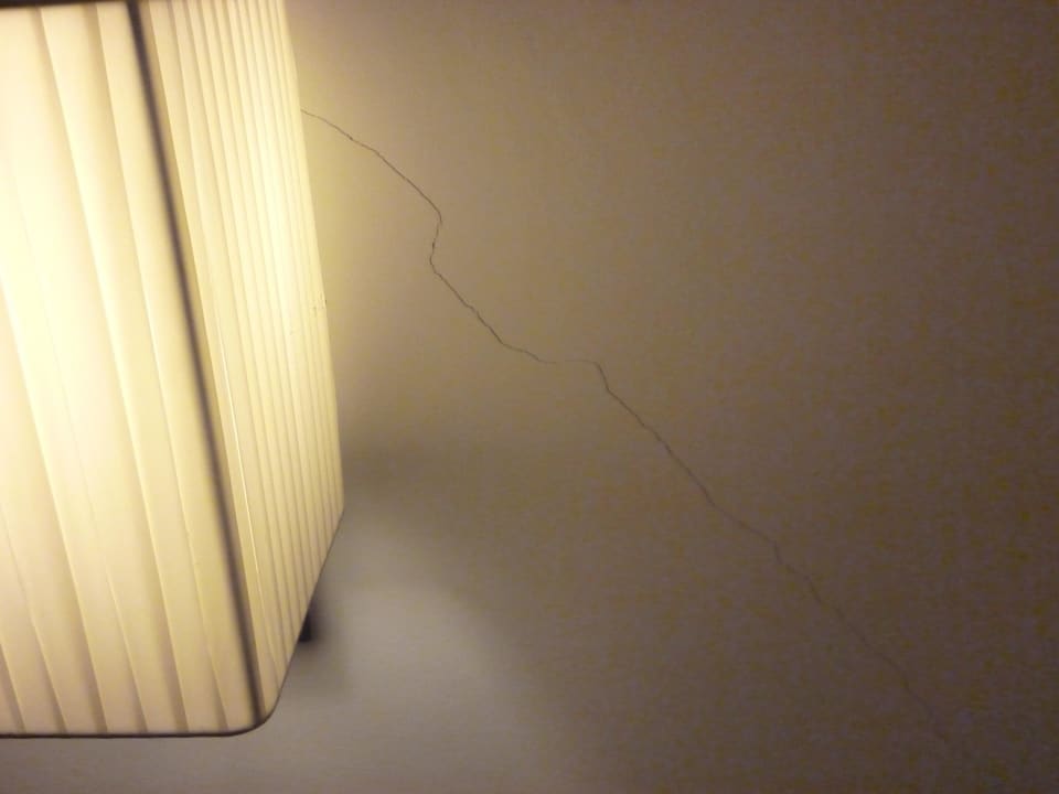 Cracks on the wall Hotel San Gil