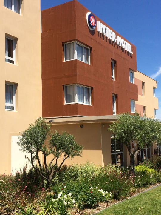 Facade hotel au printemps Inter-Hotel Montpellier Est