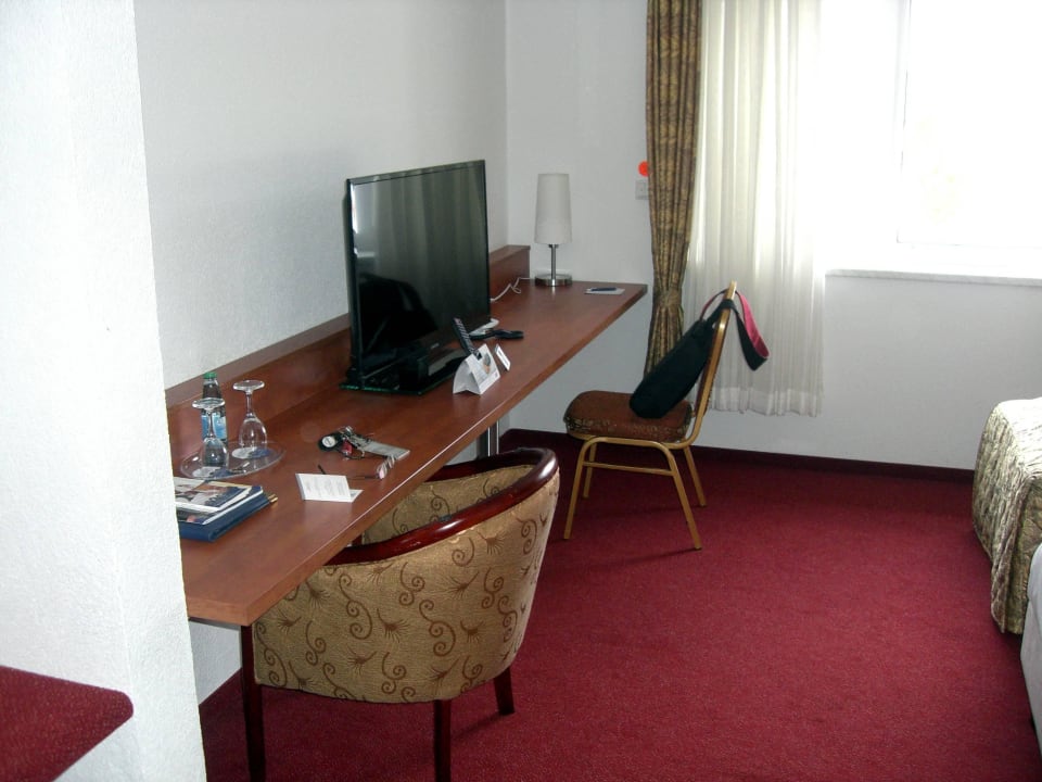 Ablage mit TV Hotel Aurora