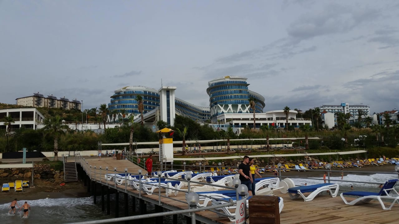 Blick auf das Hotel vom Steg aus Vikingen Infinity Resort & Spa