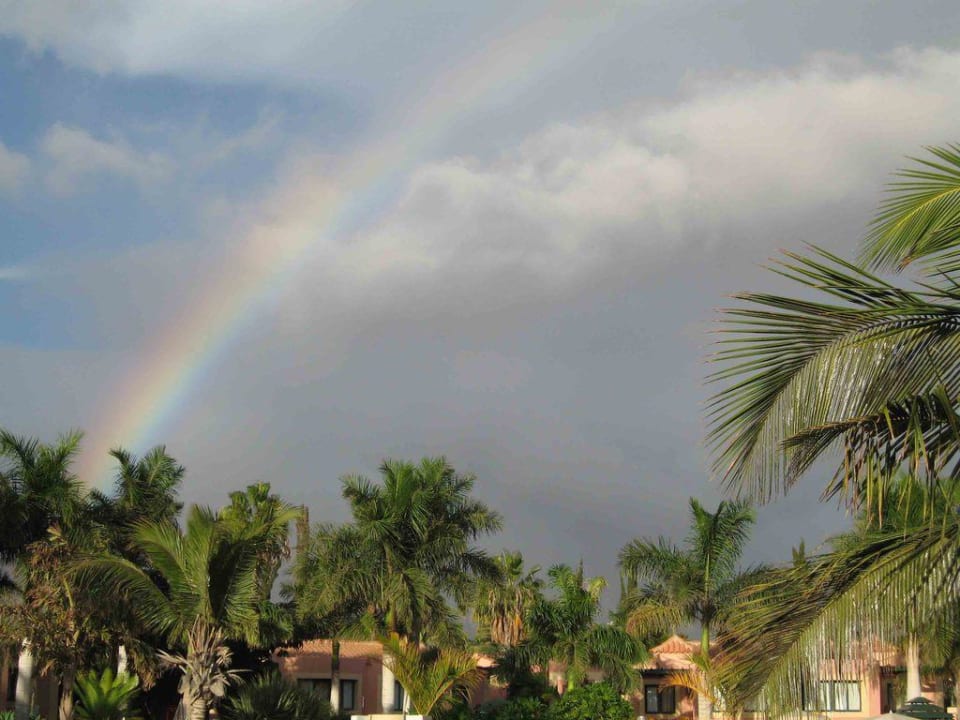 Regenbogen über der Gartenanlage allsun Hotel Esplendido