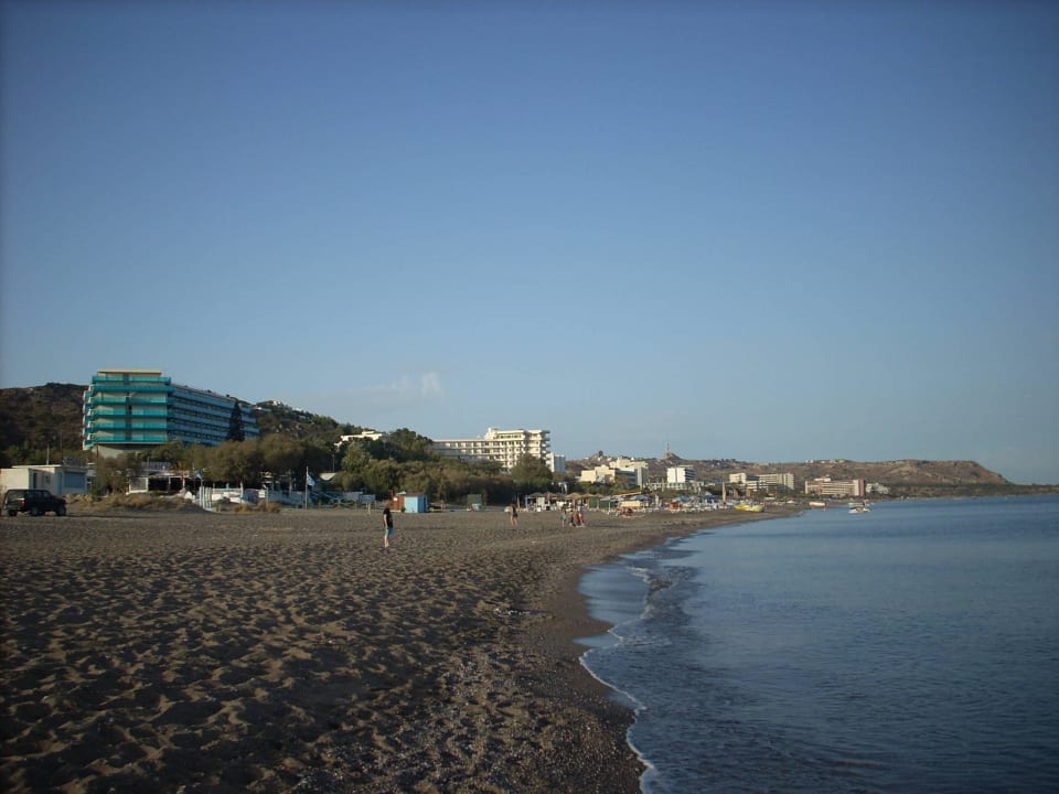 Blick den Strand entlang zum Hotel Hotel Calypso Beach