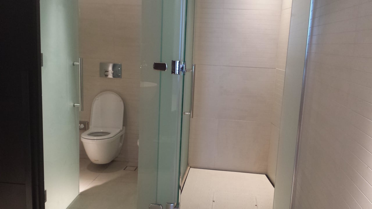 Toilette und Dusche The Canvas Hotel Dubai MGallery By Sofitel