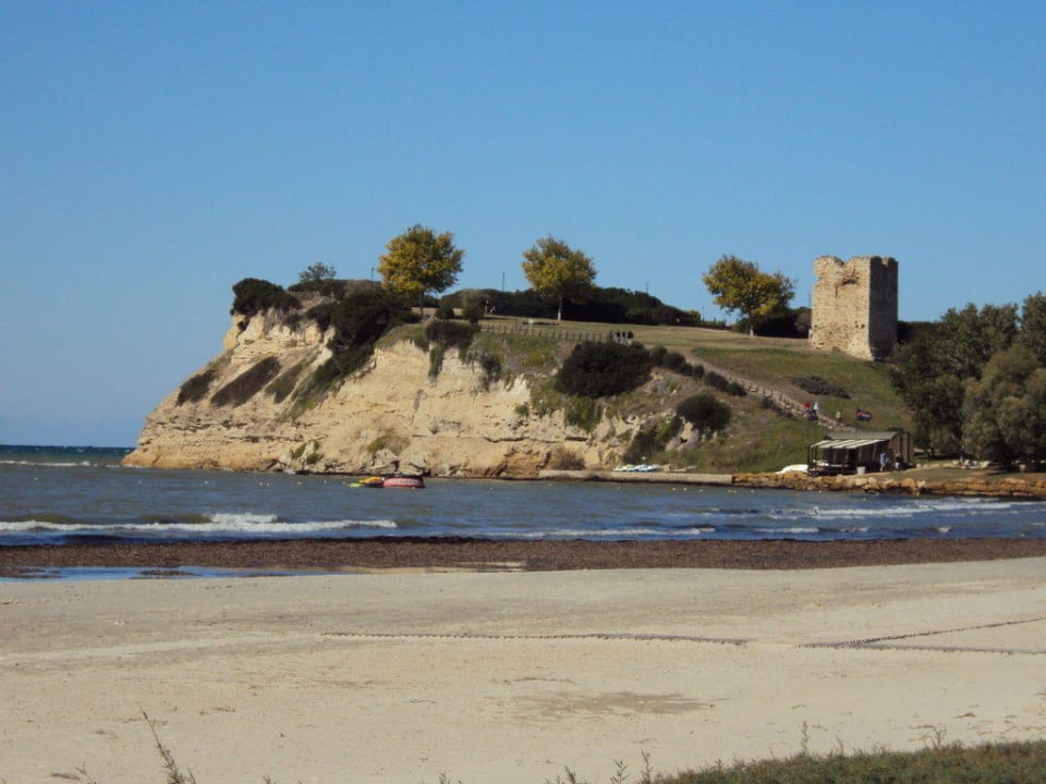 Sani-Beach mit Blick auf die Turmruine Sani Club