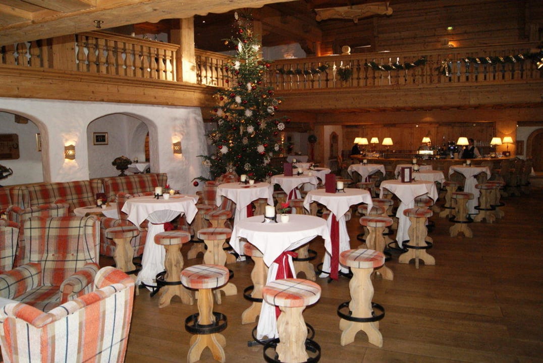 Blick in Lobby und Hotelbar Biohotel Stanglwirt