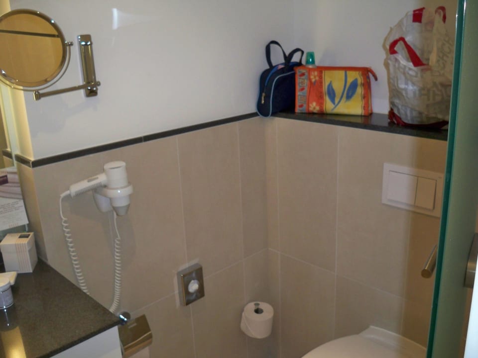 Bad mit Blick auf WC Dorint Hotel Hamburg-Eppendorf