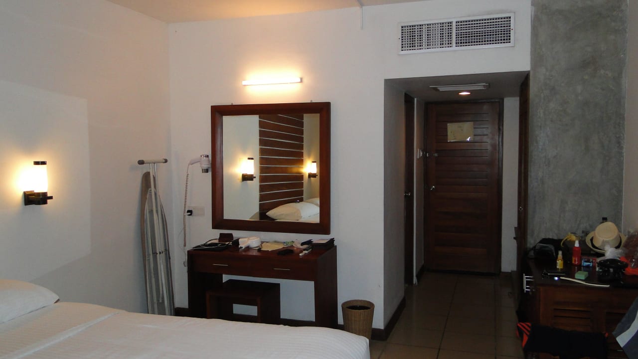 Blick Richtung Eingang Hotel Jetwing Sea