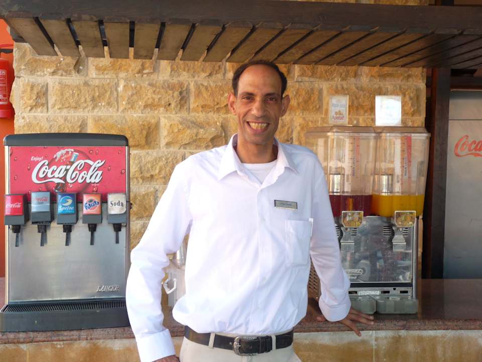 Бар около новых корпусов и приветливый официант Pickalbatros Alf Leila Wa Leila Resort - Neverland Hurghada