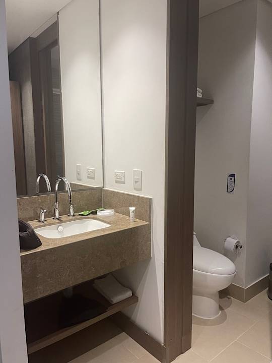 Zimmer Hampton by Hilton Medellin