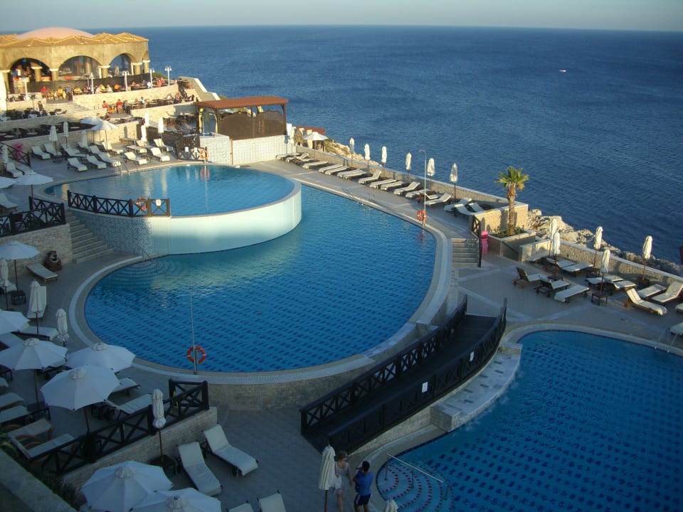 Pool mit Blick auf das Meer Hotel Kalithea Horizon Royal