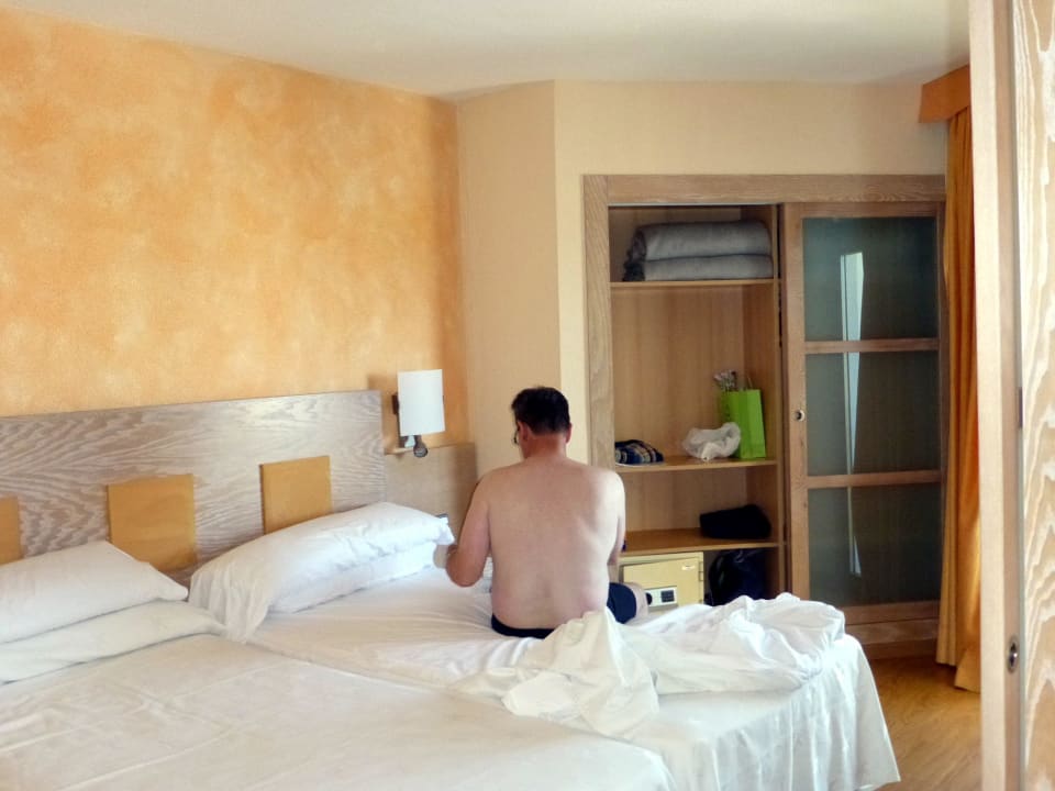 Schlafzimmer mit Schminkecke und extra Balkontür Iberostar Selection Albufera Park